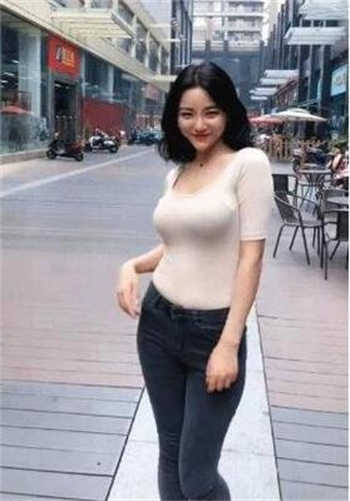 吴梦梦游泳池教练