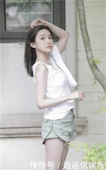 sw推着婴儿车在公园散步