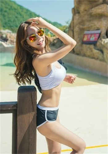 女老师和学生打扑克