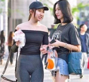 和妈妈闺蜜打扑克电影名字