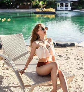 求一女的送披萨的片子