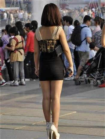 把她推在墙上掀开衣服